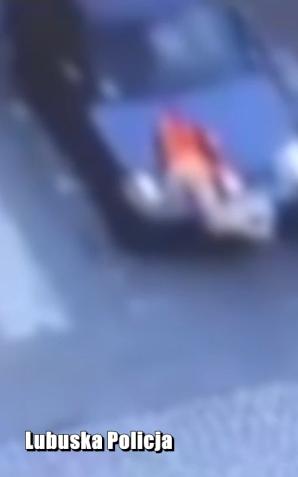 [VIDEO] Dziecko potrącone na pasach. Niebezpieczne zdarzenie zarejestrowane przez monitoring