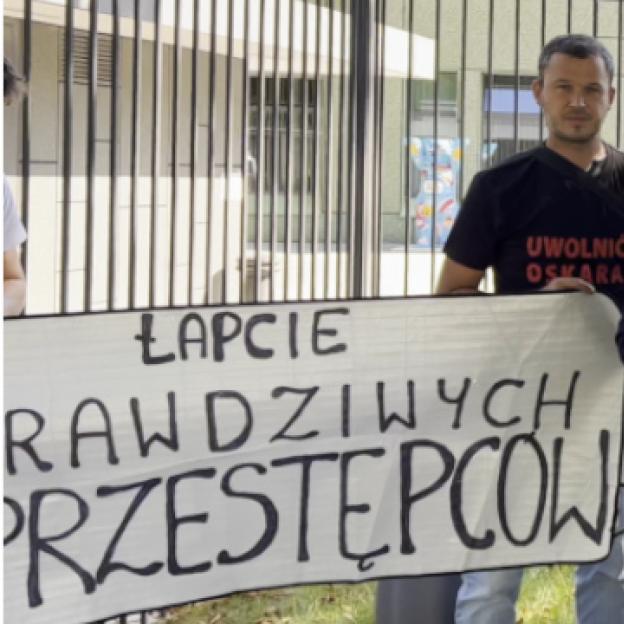 [VIDEO] Protest pod Ambasadą Niemiec w Warszawie w obronie uwięzionego studenta Oscara Gwizdały!